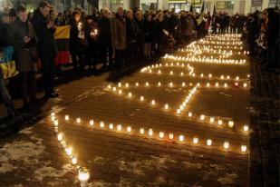 Mengenang Korban Tragedi Mariupol