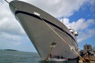 Kapal Pesiar Berlabuh di Makassar