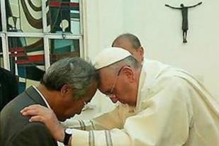 Paus Fransiskus Baptis Ayah dari Korban Feri Sewol