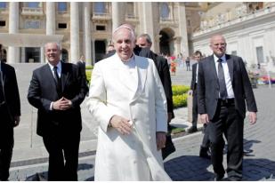 Paus Belum Restui Dubes Prancis untuk Vatikan karena Gay  
