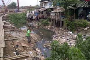 Sampah Menumpuk di Bantaran Kali Cengkareng Drain