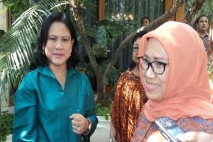 Iriana Jokowi dan Mufidah Kalla Kompak Belanja Batik Solo