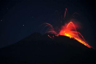 Surono: Gunung Slamet Keluarkan Letusan Strombolian