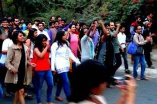 Protes Larangan Bermesraan, Ratusan Mahasiswa India Ciuman Massal
