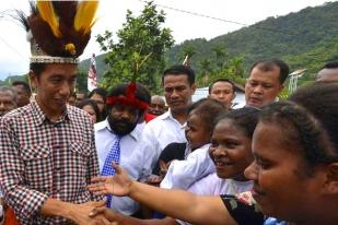 Warga Papua Berebut Kenang-kenangan dari Presiden