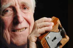 Penemu Mouse Komputer, Douglas C. Engelbart, Meninggal Dunia