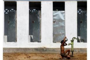 PM India Perintahkan Pejabat Birokrat Bersihkan Toilet