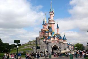 Miliader Saudi Bantu Danai Disney Paris