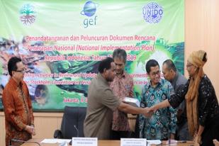 Menteri LH Mengesahkan Persistent Organic Pollutants di Indonesia