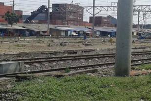 Jalur Kereta Kota-Tanjung Priok Marak Bangunan Liar