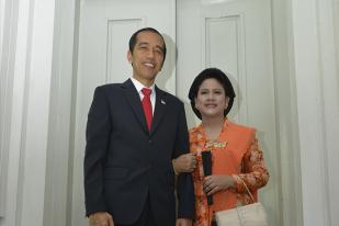 Iriana Kenakan Kebaya Oranye Pilihan Jokowi