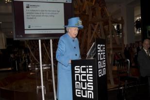 Ratu Elizabeth Unggah Tweet Pertama Kalinya