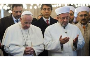 Paus Fransiskus Berdoa di Masjid Biru Istanbul
