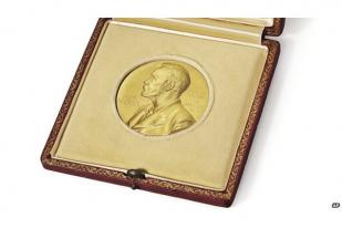 Usmanov Kembalikan Medali Nobel yang Dibelinya