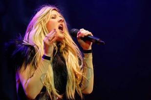 Penyanyi Ellie Goulding Berbagi Damai Natal dengan Tunawisma