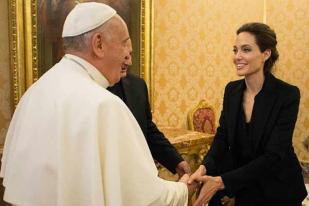 Angelina Jolie Putar Film Terbarunya ‘Unbroken’ di Vatikan