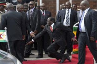 “Bahkan Yesus Bisa Tersandung,” kata Pembela Robert Mugabe