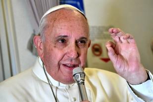 Paus Kritik Mentalitas Berprasangka Buruk