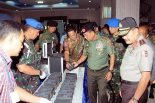 TNI Serahkan Barang Bukti Narkoba dan Dolar Palsu ke Polri