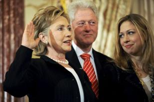 Hillary Mundur dari Yayasan Clinton