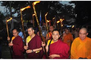 Umat Buddha Kirab Waisak Mendut ke Borobudur