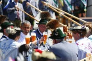 Rakyat Jerman Traktir Obama Minum Bir dan Makan Sosis