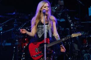 Avril Lavigne Curhat Perjuangan Melawan Penyakit Lyme