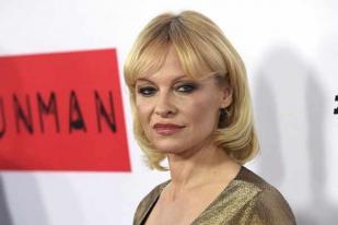Pamela Anderson Minta Putin Cegah Pengiriman Daging Paus ke Jepang