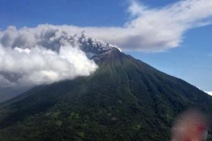 Gunung Gamalama Kembali Semburkan Abu Vulkanik