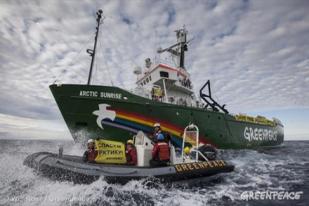 Greenpeace Protes dan Halangi Ekplorasi Minyak di Artik Utara