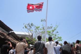 Polisi-TNI Turunkan Bendera Bulan Bintang di Aceh