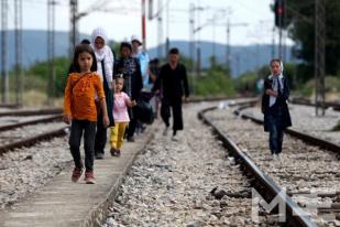 Ribuan Pengungsi Suriah Berjalan Kaki Menuju Hongaria