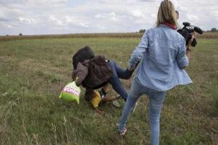 Kamerawati Hungaria Yang Menjegal Imigran Minta Maaf