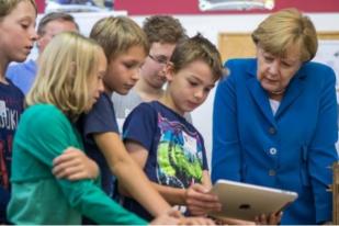 Belas Kasih Merkel Datangkan Kekaguman Cendekiawan Muslim