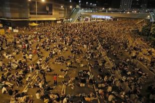Massa Prodemokrasi Hong Kong Blokir Jalan Utama