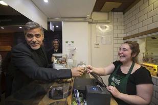Bintang Hollywood George Clooney Sumbang Kafe Tunawisma