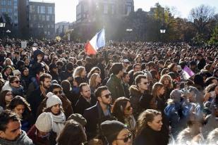 AS Kibarkan Bendera Setengah Tiang Untuk Teror di Paris