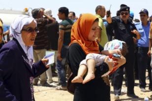 Seorang Ibu Gendong Jenazah Anaknya Mengungsi dari Kejaran ISIS