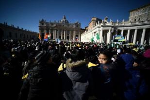 Paus Sambut 5.000 Pendatang Peringati Hari Pengungsi Sedunia