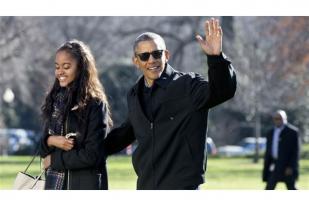 Pisah dari Putrinya, Obama Berkaca Mata Hitam agar Tak Kelihatan Menangis