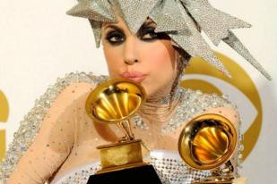 Lady Gaga Pimpin Acara Penghormatan Bowie di Grammy