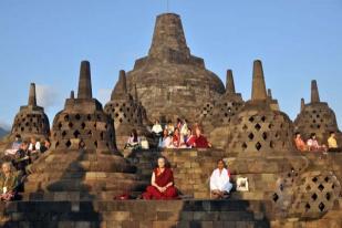 Lima Seniman Melukis Gerhana di Borobudur