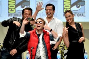 Warner Bros Pamerkan Trailer Film Blockbuster di Comic-Con