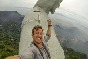 Turis Inggris Selfie di Kepala Patung Kristus Penebus Brazil
