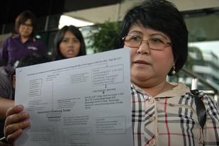 Kuasa Hukum Muhammad Nazaruddin, Elza Syarif Menyerahkan Berkas Kasus E-KTP
