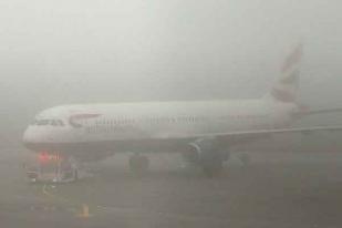 Kabut Paksa Pembatalan 100 Penerbangan di Bandara London