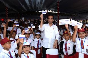 Presiden Jokowi Ingatkan Kartu Indonesia Pintar Bisa Dicabut