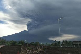 Gunung Agung Erupsi, Abu Vulkanik ke Arah Pulau Lombok