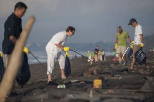 Konjen Australia Bersih-bersih Sampah di Pantai Biaung Bali
