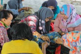 FAD Universitas Duta Wacana Beri Pelatihan Batik Tulis Pewarna Alam